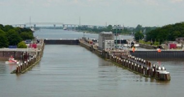 Stire din Economie : Trei nave au bătut la poarta Canalului Kiel până au spart-o