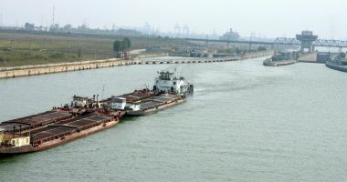 Stire din Economie : Investiţii de milioane de lei pentru creşterea siguranţei navigaţiei pe Canalul Dunăre - Marea Neagră