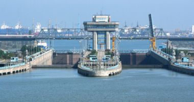 Stire din Economie : Reguli noi pentru navele-tanc goale care tranzitează canalele navigabile