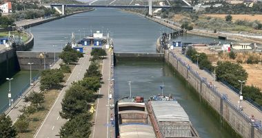 Stire din Economie : Traficul de mărfuri pe canalele navigabile, în scădere. „Am revenit la nivelul anului 2020!“