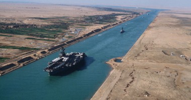Stire din Economie : Traficul maritim pe Canalul Suez e apărat de armată