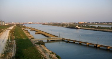 Stire din Eveniment : Cadavru găsit în canal, la Poarta Albă