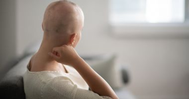 Stire din Sănătate : De ce unii oameni se îmbolnăvesc de cancer şi alţii nu. Dr. Median: "Un exemplu celebru este cazul Angelinei Jolie"