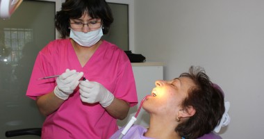 Stire din Sănătate : Când trebuie să ne îngrijoreze sângerarea gingivală