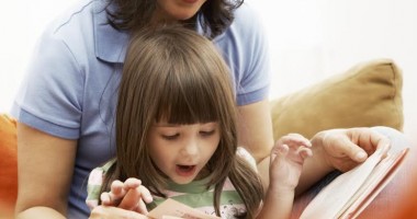 Stire din Diverse : Când să începi să-i citești copilului