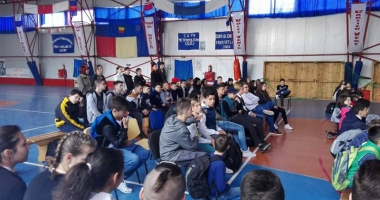 Stire din Cultură-Educație : "Când cuvintele lovesc, tu ce alegi?"