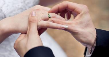 Stire din Social : Să curgă șampania! Când scoatem "actele" pentru căsătorie