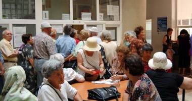 Stire din Social : Când se pot pensiona profesorii  care au ajuns la limita de vârstă