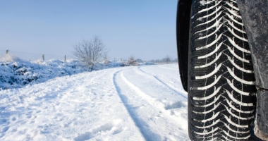 Stire din Eveniment : Când trebuie să vă echipați autoturismele cu anvelope de iarnă
