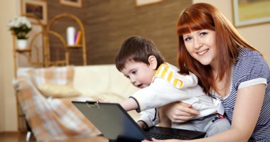 Stire din Social : Câți bani îți dă statul ca să te întorci  la muncă din concediul de maternitate
