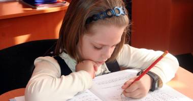 Stire din Cultură-Educație : Când ajung abecedarele la elevii de clasa întâi