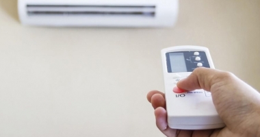 Stire din Social : Canicula înroșește facturile la curent.  Consumul de energie electrică a crescut cu 40 la sută