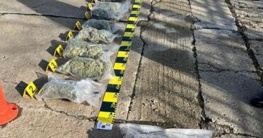 Stire din Eveniment : Traficant de droguri, prins în flagrant cu un pistol de calibru 9 mm, gloanţe și un colet cu 7 kilograme de canabis
