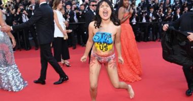 Stire din Actualitate : O femeie dezbrăcată, pe covorul roşu de la Cannes