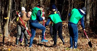 Stire din Sport : Canotorii din lotul olimpic al României au plantat aproximativ 1.000 de puieţi într-o nouă campanie de împădurire