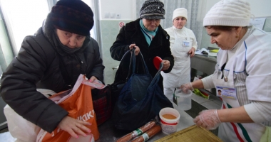 Cozile foamei. Sute de persoane așteaptă zilnic, în frig, o porție de mâncare de la Cantina Socială - 6