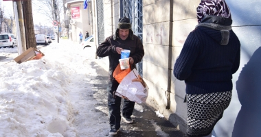 Cozile foamei. Sute de persoane așteaptă zilnic, în frig, o porție de mâncare de la Cantina Socială - 3