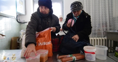 Cozile foamei. Sute de persoane așteaptă zilnic, în frig, o porție de mâncare de la Cantina Socială - 4