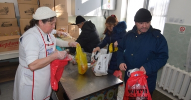Stire din Social : Cozile foamei. Sute de persoane așteaptă zilnic, în frig, o porție de mâncare de la Cantina Socială