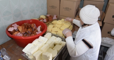 Cozile foamei. Sute de persoane așteaptă zilnic, în frig, o porție de mâncare de la Cantina Socială - 8