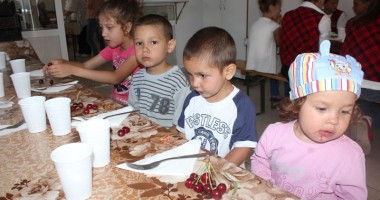 Stire din Social : Copii hrăniți la cantina satului