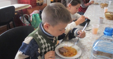 Primesc o masă caldă la cantina socială a comunei - 2