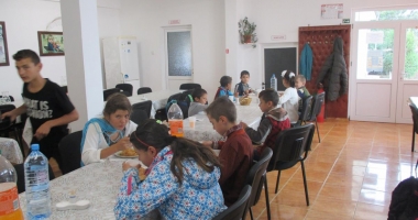 Primesc o masă caldă la cantina socială a comunei - 3