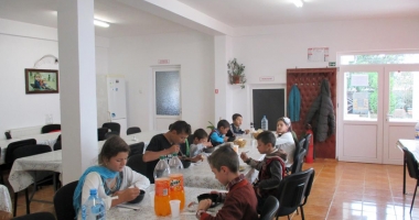 Primesc o masă caldă la cantina socială a comunei - 4