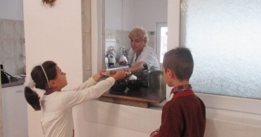 Primesc o masă caldă la cantina socială a comunei - 5