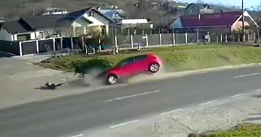 Stire din Eveniment : Tânăr de 21 de ani transportat la spital după ce a intrat cu maşina într-un cap de pod