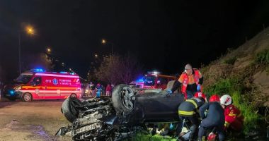 Stire din Eveniment : Două persoane și-au pierdut viața după ce un autoturism s-a izbit violent de un pod