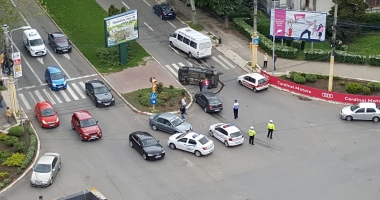 ACCIDENT ÎN ZONA CAPITOL. O mașină s-a răsturnat și o femeie este rănită