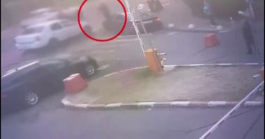 Stire din Eveniment : Bărbat de 49 de ani bătut, luat pe capota mașinii de un șofer, chiar în fața unui spital