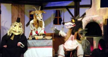 Stire din Cultură-Educație : "Capra cu trei iez"" revine la Teatrul "Căluțul de Mare"