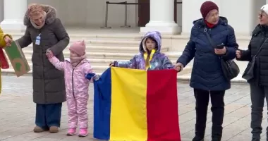 Stire din Actualitate : Constănțenii s-au prins în horă pe faleza Cazinoului