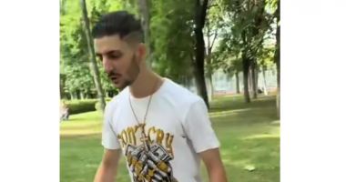 Stire din Eveniment : Scene șocante în parc! O tânără s-a ascuns în spatele unor necunoscuți după ce iubitul i-a spus că o omoară
