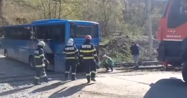 Stire din Eveniment : Momente de groază! Autocar plin cu elevi şi profesori, blocat pe calea ferată!