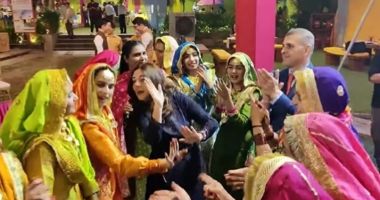 Stire din Cultură-Educație : VIDEO. Imagini virale cu ambasadoarea României la New Delhi. A dansat pe muzica tradiţională indiană, sub privirile tuturor