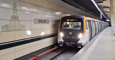 Stire din Eveniment : Incident la metrou: un vagon s-a umplut de fum în stația Eroii Revoluției. Călătorii s-au autoevacuat