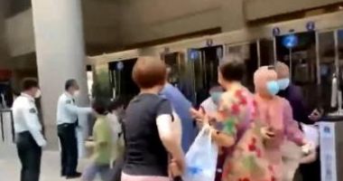 Haos după ce patru persoane au fost înjunghiate într-un spital. Atacatorul luase mai mulţi ostatici