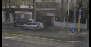 Stire din Eveniment : VIDEO. Ca la noi, la nimeni! Un constănțean își spală mașina în mijlocul bulevardului Mamaia