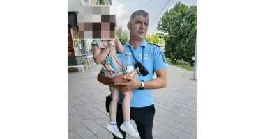 Fetiță de patru ani, la un pas de tragedie după ce a fost lăsată singură într-o mașină încinsă la 50 de grade