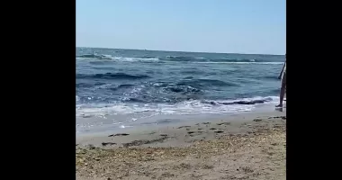Panică în Mamaia Nord. Apa mării a devenit suspectă, iar turiștii au sunat la 112