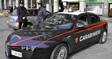 Stire din Actualitate : Un bărbat fără adăpost a înjunghiat patru carabinieri la Roma