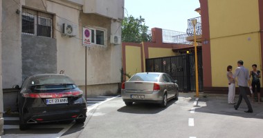 Stire din Constanța focus : Bazaconie rutieră în Constanța: "Parcarea interzisă" în… parcare?!