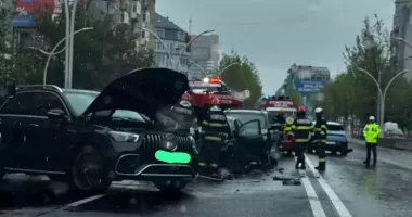 Stire din Eveniment : Carambol provocat de un șofer de 39 de ani care a intrat pe contrasens. O femeie a ajuns la spital