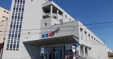 Stire din Economie : BCR oprește temporar sistemul informatic ce gestionează operațiunile cu carduri