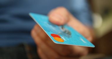 Stire din Actualitate : Un tânăr din Alba Iulia a găsit pe stradă un card și a cheltuit sute de lei