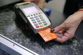 Mai mulți comercianți vor fi obligați să instaleze POS-uri pentru plata cu cardul, de la începutul anului viitor