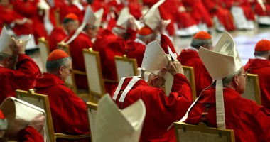 Stire din Actualitate : Cardinalii care vor alege noul Papă au interzis la TWITTER